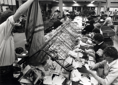 404420 Afbeelding van het sorteren van de kerstpost in het Expeditieknooppunt (EKP) / Kantoor Postdistrict Utrecht van ...